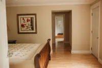 Carriage House Inn Four and a Half Stars - parking