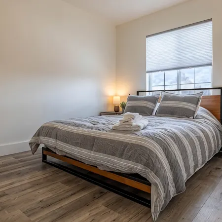 Clean, Modern! 3 Bedrooms, River, Downtown