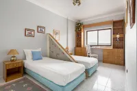 GuestReady - Vibrant flat with  balcony  호텔