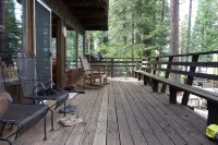 Vintage 4-bedroom cabin in Lake Almanor West with WiFi
