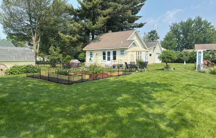 Romantic Cottage+Boating with Dock, + Atv Trails + Fishing+ .5 Mile to Downtown!