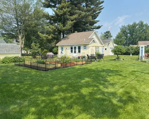 Romantic Cottage+Boating with Dock, + Atv Trails + Fishing+ .5 Mile to Downtown! Hotels in Chetek