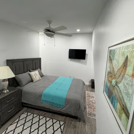 Nassau Hideaway: Steps away from the beach, Down Town, Cable Beach, PI & more.