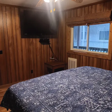 Cozy 2 bedroom condo walking distance to slopes hot tub,pool,gameroom,gym.