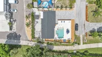 Lux pool home 10 minutes from Siesta Key and Downtown Sarasota! - مسبح خاص