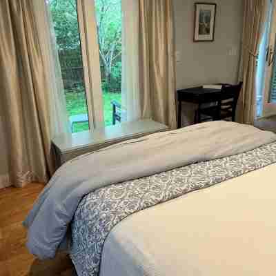 Cozy 1 Bedroom with Fenced in Yard, Porch, Close to the Bay Beach & Bike Trail. Rooms