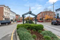 The Betty - Entire rental unit in New Albany, Indiana Sleeps 8 - Boutique