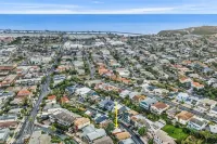 Cali beach living! Modern 2 BR home. Pet friendly. Walk to town, beaches, harbor