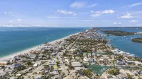 2 bedroom, walk to beach-bikes-kayaks-grill-picnic-hot outdoor shower-beach gear - 4-Star