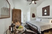 Tejas Suite Walking Distance to Main St! - Gym