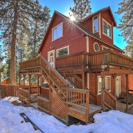 Modern 3Br Condo with Hot Tub, EV, High-End Coffee Machine & 10 Min Walk to Lake