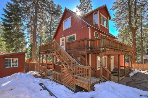 Modern 3Br Condo with Hot Tub, EV, High-End Coffee Machine & 10 Min Walk to Lake - Wi-Fi