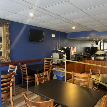 Hilltop Inn & Suites