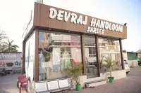 Hotel Devraj Palace - parking