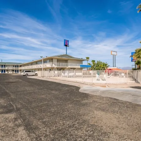 Motel 6 Needles, CA Отели в г. Нидлс