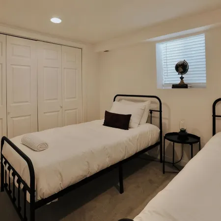 Cozy 3Br Home with AC, Hot Tub & Walkable Restaurants