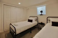 Cozy 3Br Home with AC, Hot Tub & Walkable Restaurants - 무료 와이파이