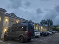 戴尼亞-勞德代爾堡機場溫德姆速8飯店 - 停車場
