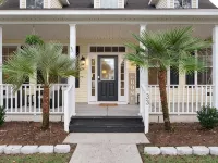 Old Town Bluffton's "The Yellow Cottage" with Golf Cart and Fenced-In Yard Hoteles en Bluffton