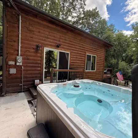 Cozy Lake Cabin. Near Douglas Lake,East TN! Sleeps 5.Hot Tub. Fireplace. Age 25+