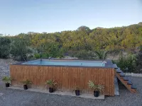 Villa Serenity by the Water- One Bedroom Water View Suite - Familievenlig