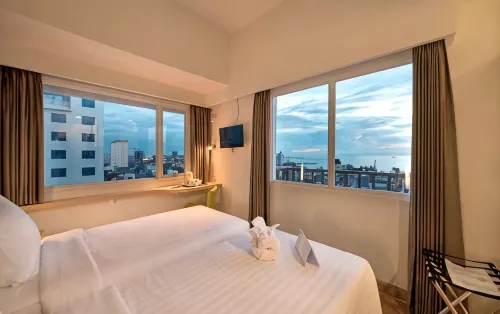 Whiz Prime Hotel Hasanuddin Makassar - piscina