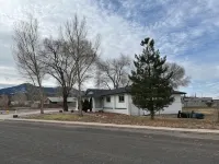 HUGE house across st from GC railway- hot tub - Bungalows