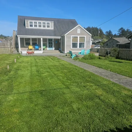 Adorable Cottage 1.5 blocks from the beach!