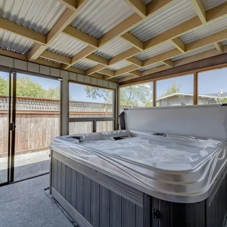 3-bedroom Craftsman home with hot tub/sauna in the Heart of Arcata Отели в г. Арката