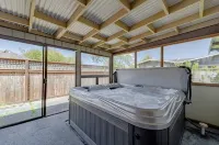 3-bedroom Craftsman home with hot tub/sauna in the Heart of Arcata