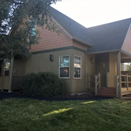 Remodeled cozy cabin on golf course with hot tub!