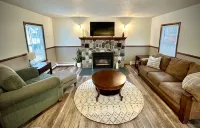 Quaint & Historic Downtown Oscoda Home - 홈스테이