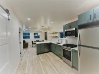 Outlaw Inn Unit 4.  Newly Remodeled large unit! 2 minutes walk to Main Street. - Balkon