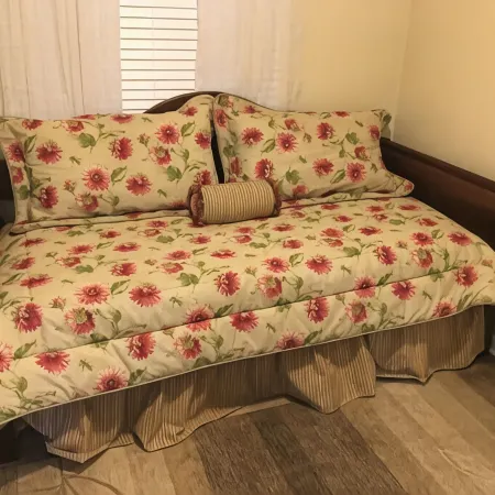 Cozy Comfort. Close to Town, But in Private, Quiet Area.