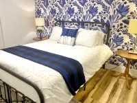 Tranquil Chalet Retreat, Short Walk to Lake & Pool - con encanto