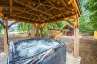 Trout Corner: Forks, WA Tiny Home Base - balcony