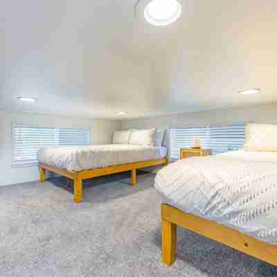 Rainforest Tiny Home Retreat: Boho Rooms