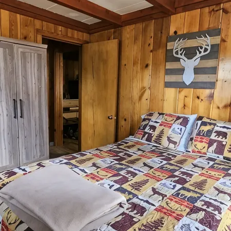 Grizzly’s Getaway in the Mountains! 45 minutes to white sands., Dogs Welcome Отели в г. Клаудкрофт