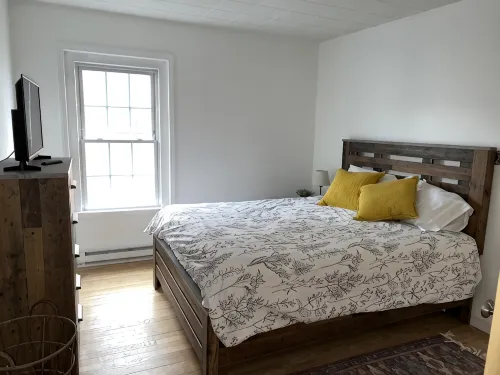 Newly  renovated spacious apartment overlooking Greene NY - 3-Star