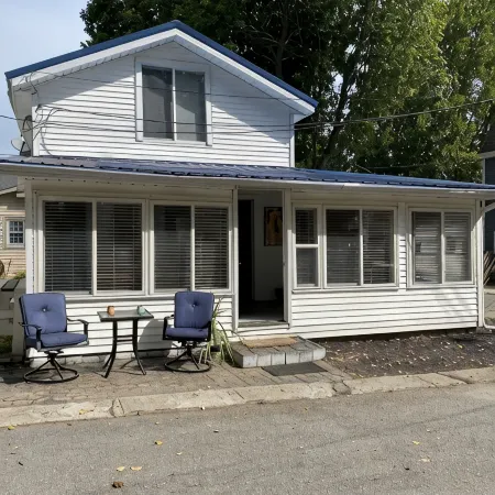 Beautiful cozy cottage 1 block from the lake and Oakwood hotel.