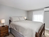 Spacious 4-bedroom vacation home steps to Keuka Lake Hotels in Jerusalem