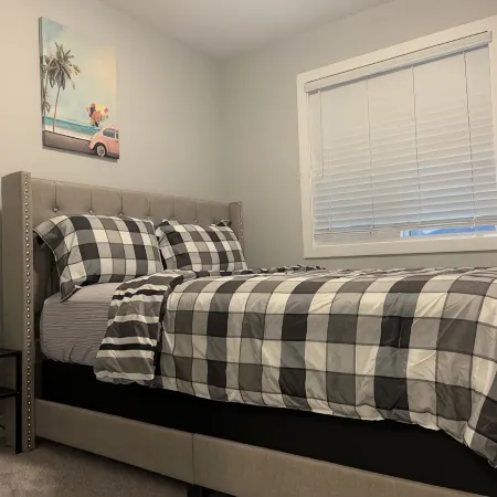 Luxurious 3 BR Villa with free parking - King Bed