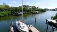Newly Renovated Sea Breeze Cottage with Private Dock, Easy Access to Bimini Bay - Country Houses