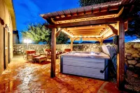 Tuscan Villa Outdoor Living, Jacuzzi & Gym - Villas