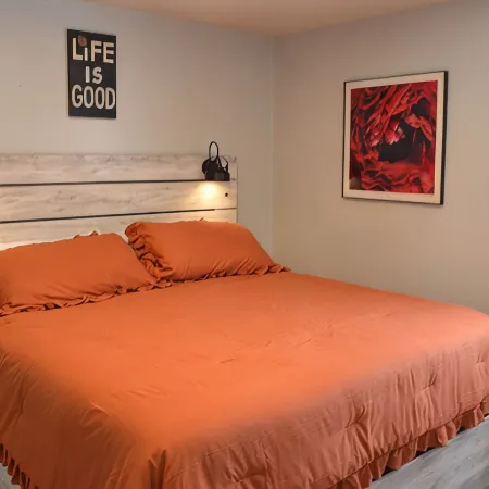 The Perfect Spot: 2-Bedroom Apt - Centrally located in fabulous Enterprise!