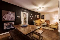 The Outsiders-Greaser Hideout-Across from Outsiders House Museum - بيت ضيافة
