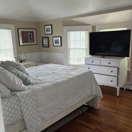 Beautiful old style beach cottage Walk to beach/ restaurants Center of town
