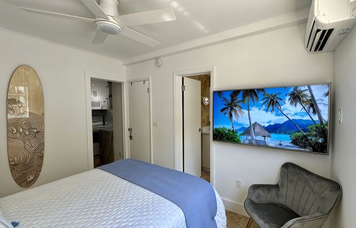 Charming Cozy Apt - Walk to Beach - Pool - Key Biscayne