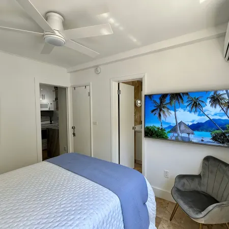Charming Cozy Apt - Walk to Beach - Pool - Key Biscayne