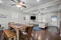 Southport Salty Patriot-Walk to DT/Pets/Fully fenced with firepit! - Homestays